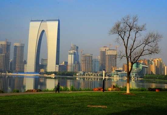 苏州地标东方之门现教师节快乐巨型霓虹灯字!