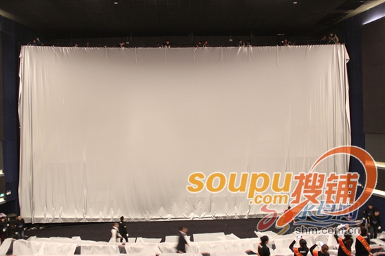 山东省内最大IMAX巨幕烟台万达影城正式挂幕