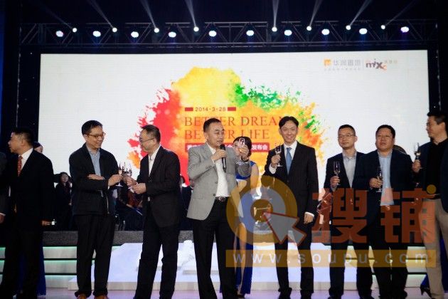华润置地董事局主席吴向东(左四)宣布重庆万象城开业时间