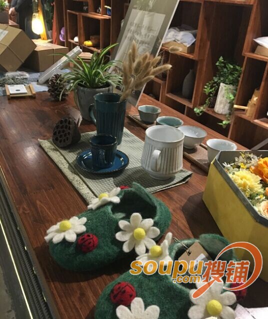 昨日(11日)是双十一网购狂欢节,也是人们俗称的光棍节,伴随着疯狂购物与脱单表白热潮,南京首家集装箱主题文创街区悄然开业。质朴的环境氛围,大咖云集的八分钟点名阅读挑战赛等特色活动,让这里的双十一,显得别具特色。 《小王子》翻译者黄荭老师 《小王子》翻译者:让阅读成为约会的理由 没有红毯剪彩,没有礼炮鲜花,主题街区耘集就这样平凡却不普通的开业了。本该隆重的开业仪式,被一场别开生面的八分钟点名阅读挑战赛所取代。活动现场,电台著名DJ文岚老师,经典文学作品《小王子》的翻译者黄荭老师以及来自各行各