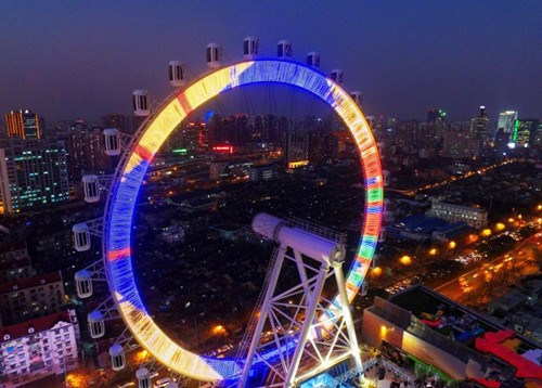 上海大悦城屋顶摩天轮揭幕 朝霞映衬下美“轮”美奂