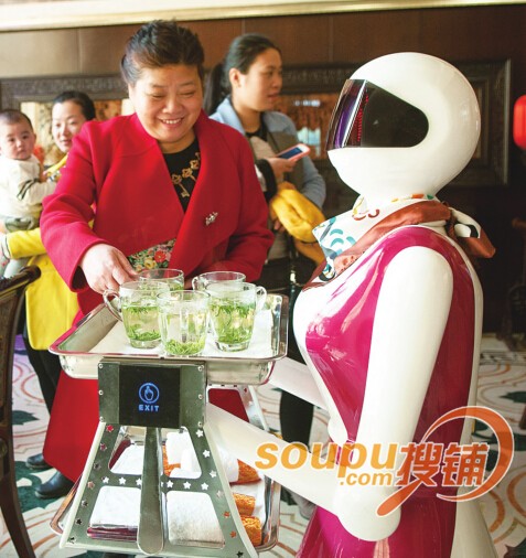温州乐清一酒店请机器人当服务生 为人送茶递