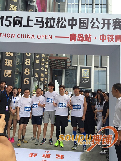 2015向上马拉松青岛站开跑 杜天皓金大川助阵_cninr 中铁青岛中心站向上记录,6分钟登顶237米 46层楼的中铁青岛中心,237米的高度,青岛站的勇士竟以6分钟的速度登顶,显示了参赛选手不容忽视的实力。据悉,本次大赛地区赛每个组冠军将赢得5000元向上奖金,并晋级全国总决赛,决赛将在上海金茂大厦举办,总决赛冠军选手将赢得6万元大奖或吉利新帝豪车1辆。