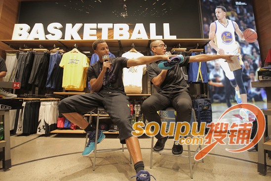 Under Armour上海旗舰店开业 库里携二代战靴