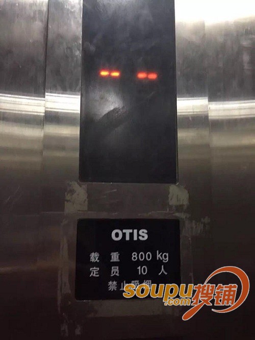 曝武汉一大型商场电梯故障 多人被困 商场推责