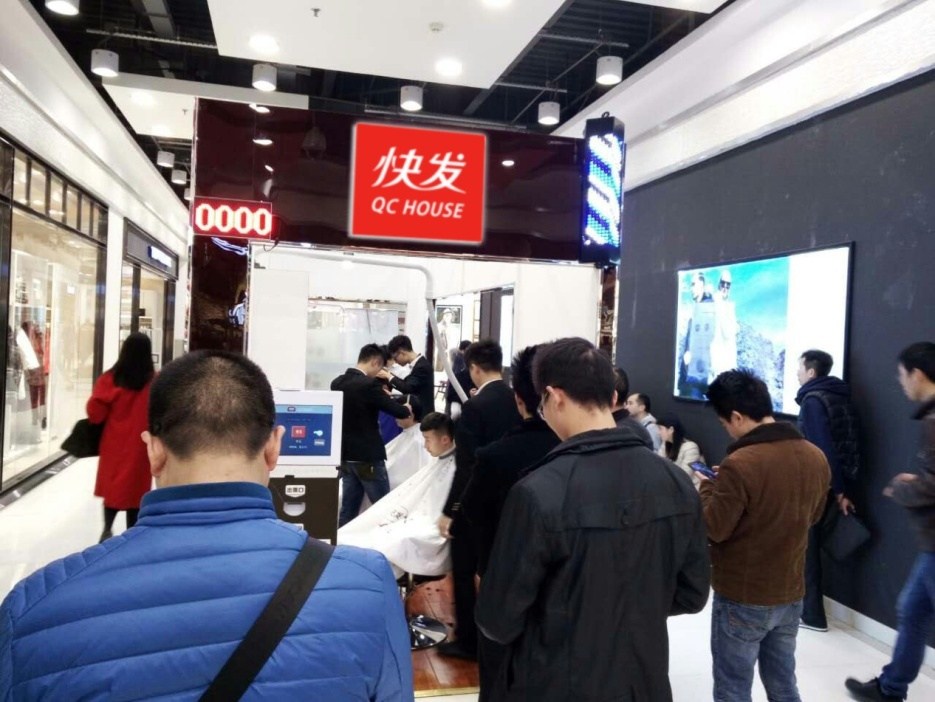 12㎡小店单日理发368位顾客 成都这家快发店