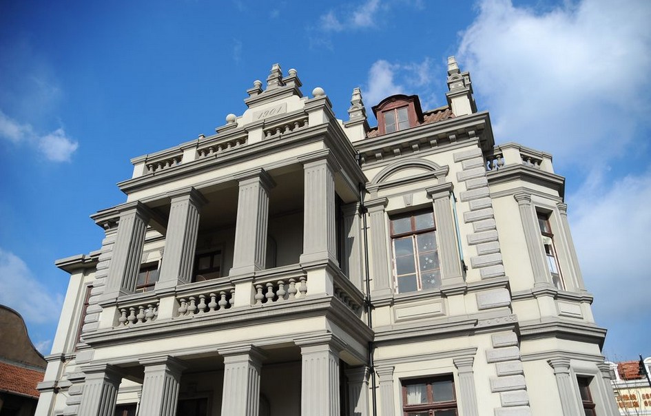 锦城老建筑安娜全球别墅v全球百年老楼未来引湖青岛的别墅旁边图片