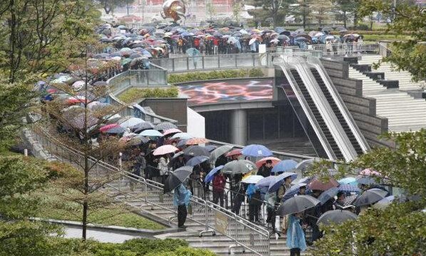 直击广州首家苹果专卖店正式开业 千人暴雨中