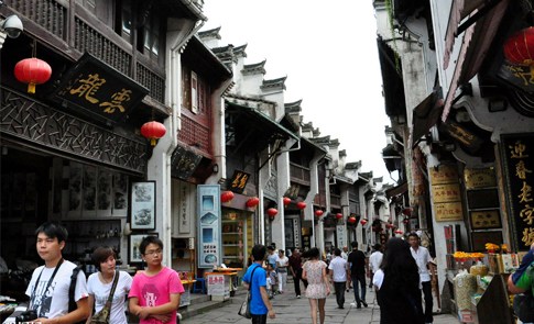 1条城市旅游休憩带,1条特色旅游商业街(美食街,文化演艺街).