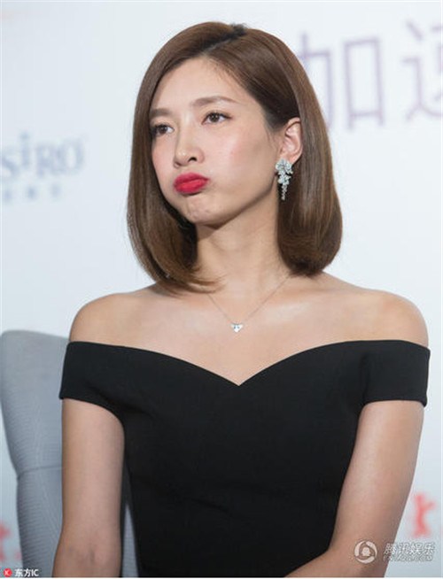 江疏影抹红唇娇艳性感现身杭州商场 嘟嘴卖萌太可爱