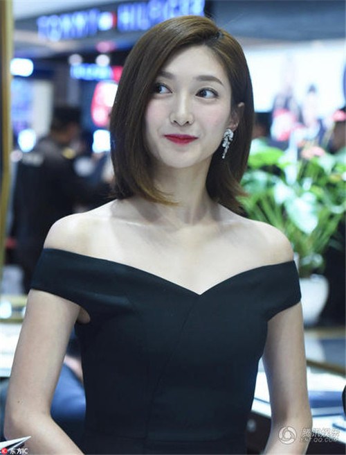 江疏影抹红唇娇艳性感现身杭州商场 嘟嘴卖萌太可爱