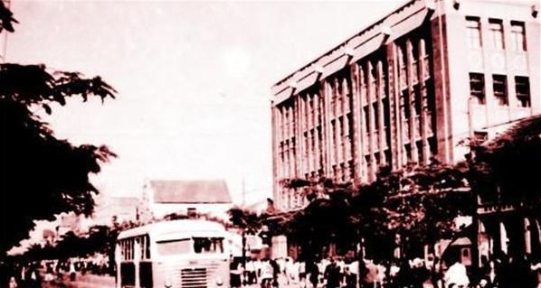 资讯 行业 > 正文 泉城广场建成,大明湖景区扩建,城市发展的车轮推动