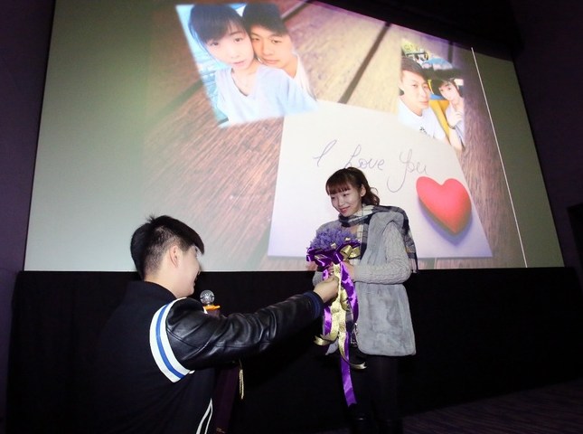 新街口某电影院里上演土豪求婚 女友感动Cr