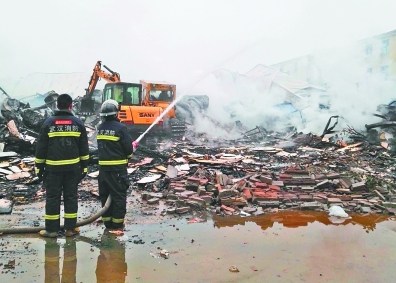 黄陂一工业园夜发仓库两家家具厂家具被烧毁哪家海棠好大火木图片