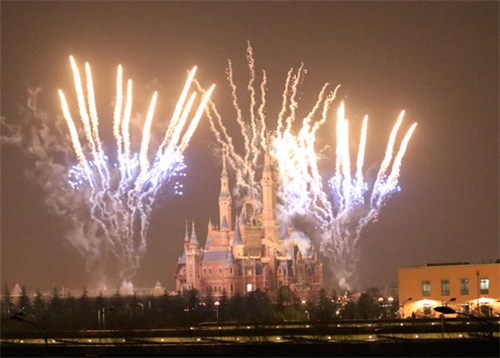 直击上海迪士尼乐园烟花试放 五光十色照亮梦幻城堡