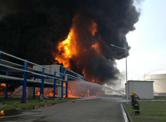江苏泰州一化工仓储点爆炸起火 浓烟滚滚如蘑