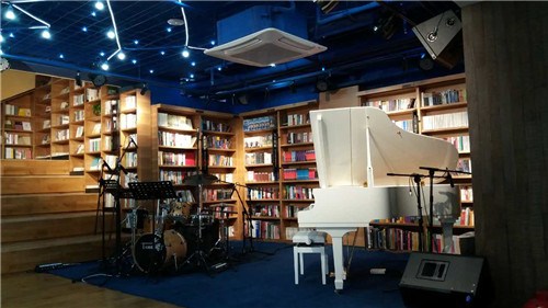 郑州中原图书大厦回声馆开业 点亮夜读灯光