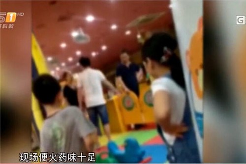 东莞俩娃商场儿童游乐园争滑梯引家长当面打架