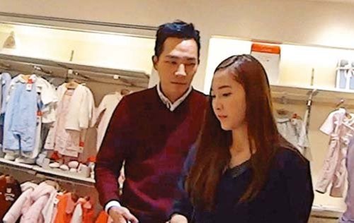 前少女时代Jessica与男友甜蜜逛街买宝宝衣