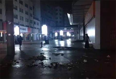 李村步行街夜晚垃圾满地 赵薇凌晨发微博曝光