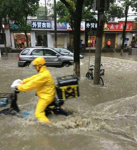 武汉暴雨催涨外卖三成 送餐员把电动车当摩托