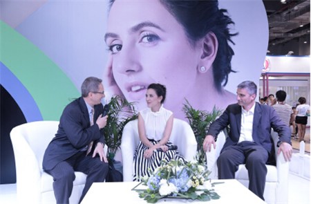 刘烨妻子安娜亲临上海CBME展 为爱达力代言_搜铺新闻