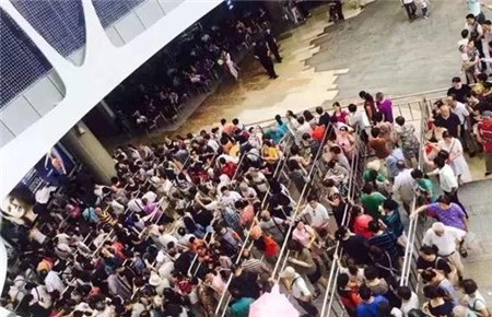 火爆!市中心免税店迎来大客流 结账排队一个半