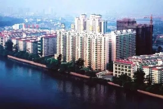 珠岛花园实景 尽管还是职业经理人,这个项目的运作过程,已经开始打上许家印的烙印。快点,快点,再快点珠岛花园项目需要的108个要盖的公章,当年全部搞定,而当年开工,当年销售,当年售罄等八个当年令快速有效的执行力在珠岛花园项目中被发挥得淋漓尽致。 其实,在珠岛项目之前,许家印并没有接触过房地产。许家印后来回忆说:一点都没有,连什么是容积率我都不懂,就这么边学边干起来了。这个逆当时大户型之潮流的项目,被视为许家印和他的恒大帝国的真正起点。 1997年,是许家印再次思索去与留的一年。这一年,中