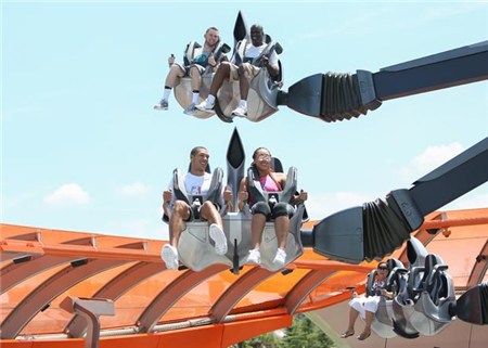 阿隆-戈登拜访上海迪士尼 在童话城堡前留影