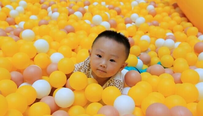 襄阳商场儿童畅玩百万海洋球 金黄一片超震撼