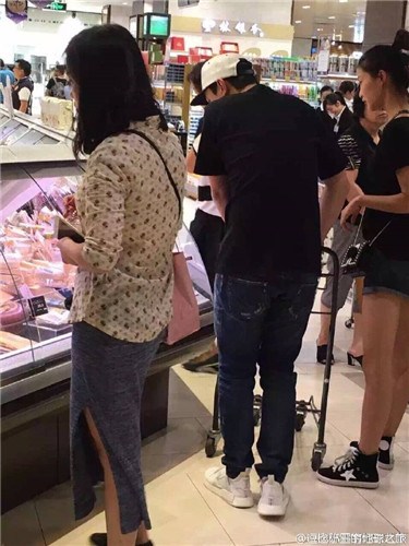 王思聪同长腿女孩现身上海 全程陪逛街买东西