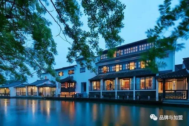 开元颐居 经营现状:迄今为止,开元曼居酒店管理和签约的酒店已超过50家,客房总数6000余间,主要分布在上海、杭州、宁波、嘉兴、绍兴、湖州、苏州、无锡、徐州、北海、千岛湖、连云港、景德镇等重要商务和旅游城市。